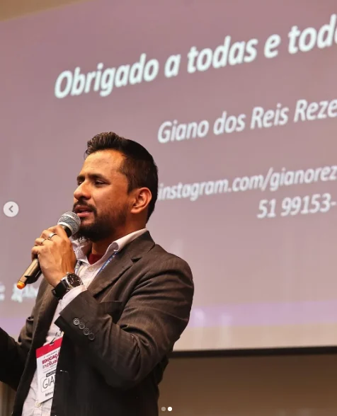 Giano Rezende falando em evento acadêmico